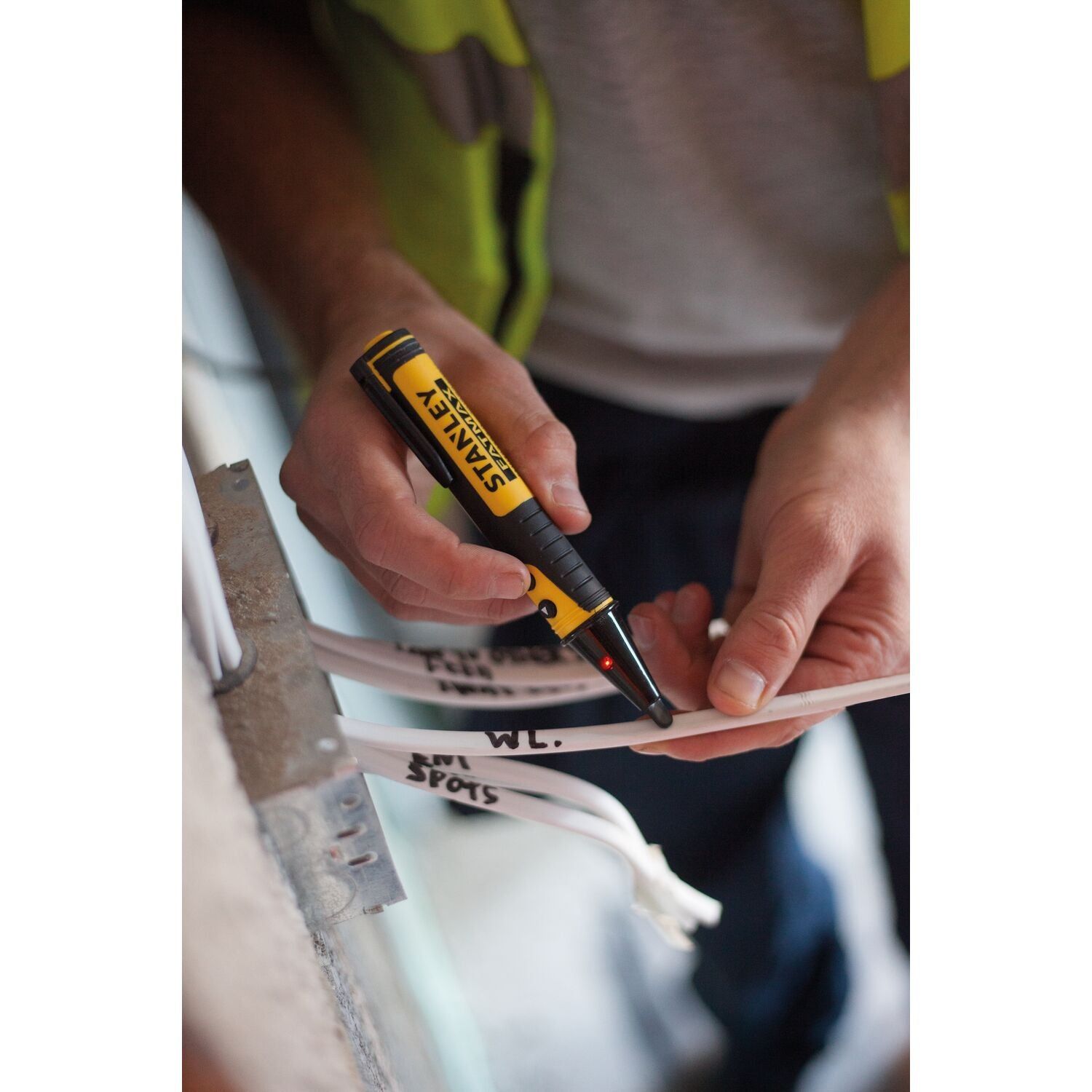 https://api.mastertools.nl/media/catalog/product/cache/4ac98b0d5e81b56bd000310ba88c60e0/s/t/stanley-fmht82567-0-fatmax-metaal-en-voltdetector-no-contact-3253560825676-mastertools_nl-3.jpg