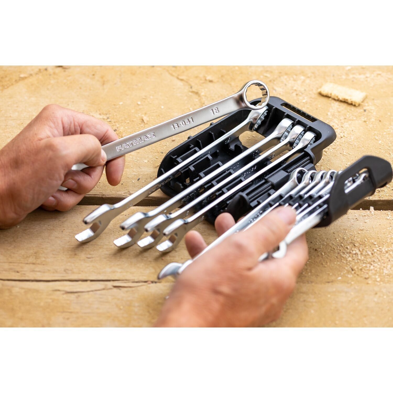 https://api.mastertools.nl/media/catalog/product/cache/4ac98b0d5e81b56bd000310ba88c60e0/s/t/stanley-fmmt82845-0-fatmax-ringsteeksleutelset-12-delig-3253560828455-mastertools_nl-3.jpg