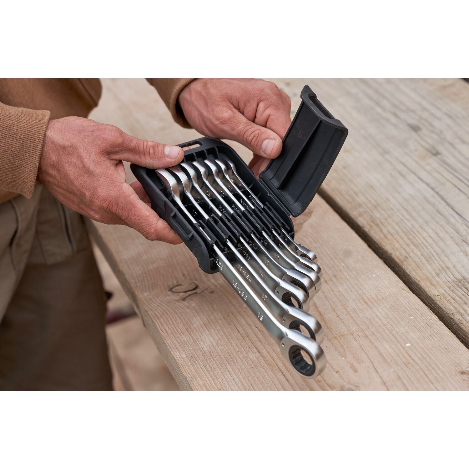 https://api.mastertools.nl/media/catalog/product/cache/4ac98b0d5e81b56bd000310ba88c60e0/s/t/stanley-fmmt82848-0-fatmax-ringsteeksleutelset-met-ratel-7-delig-3253560828486-mastertools_nl-6.jpg