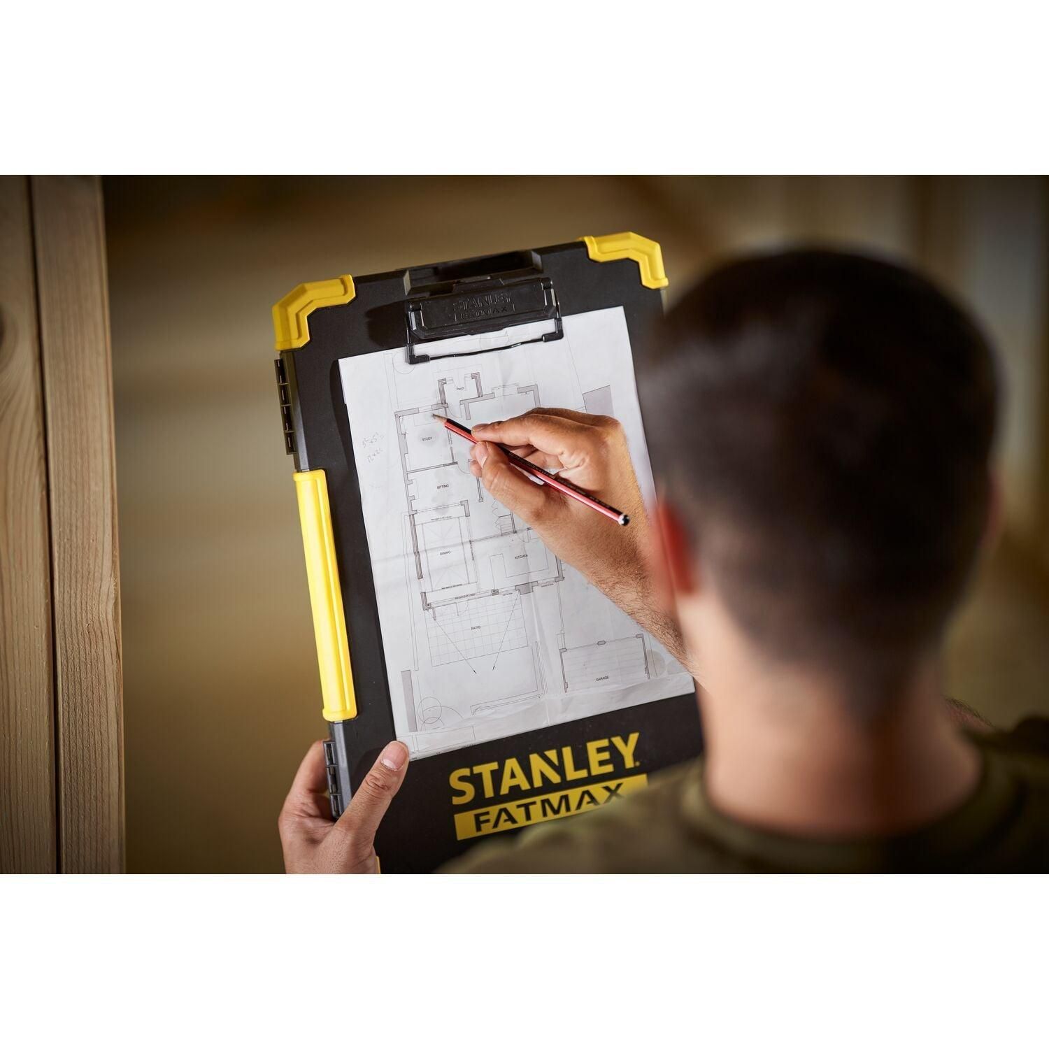 https://api.mastertools.nl/media/catalog/product/cache/4ac98b0d5e81b56bd000310ba88c60e0/s/t/stanley-fmst82721-1-fatmax-klembord-met-led-lamp-3253561827211-mastertools_nl-7.jpg