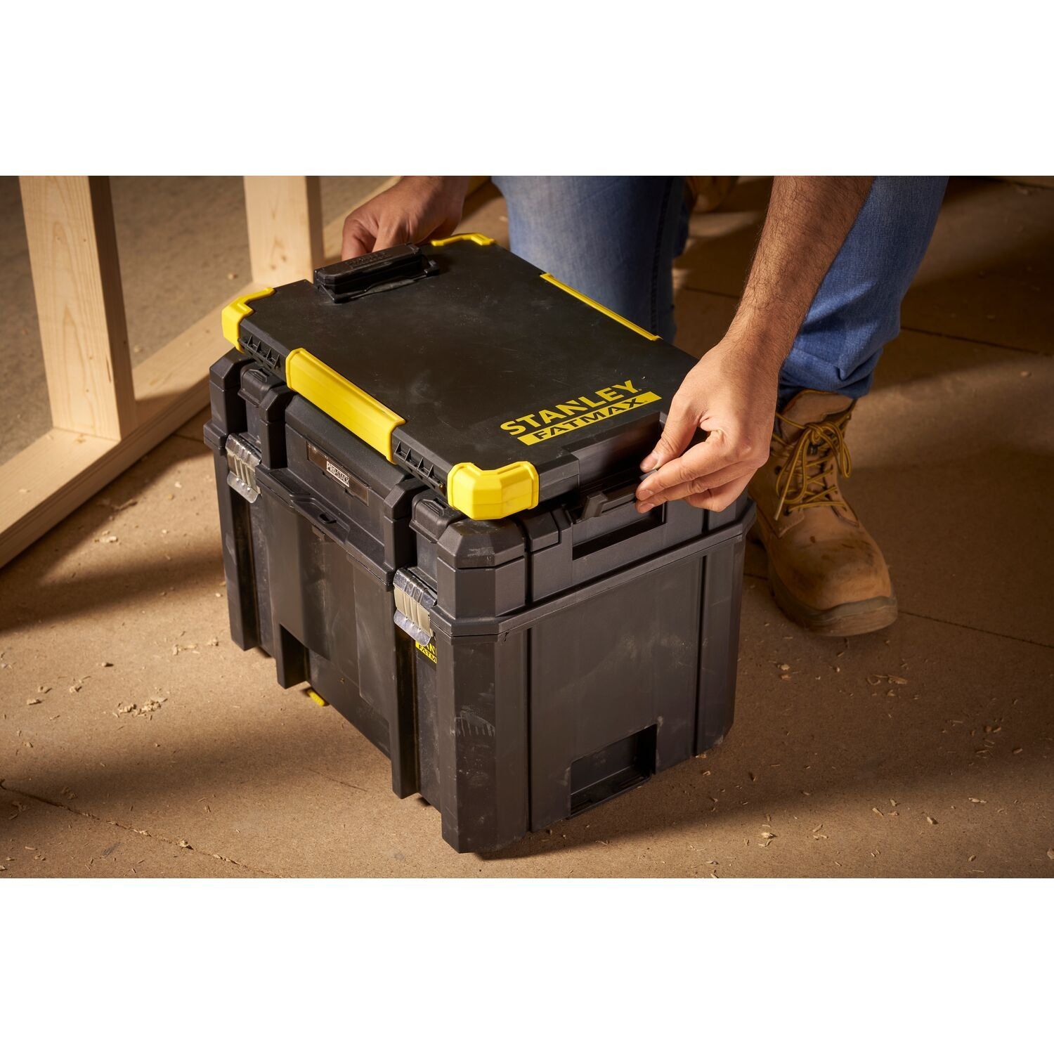 https://api.mastertools.nl/media/catalog/product/cache/4ac98b0d5e81b56bd000310ba88c60e0/s/t/stanley-fmst82721-1-fatmax-klembord-met-led-lamp-3253561827211-mastertools_nl-9.jpg