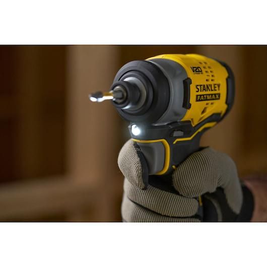 https://api.mastertools.nl/media/catalog/product/cache/4ac98b0d5e81b56bd000310ba88c60e0/s/t/stanley-sfmcf810b-fatmax-accu-slagschroevendraaier-brushless-18v-basic-body-5035048723982-mastertools_nl-4.jpg