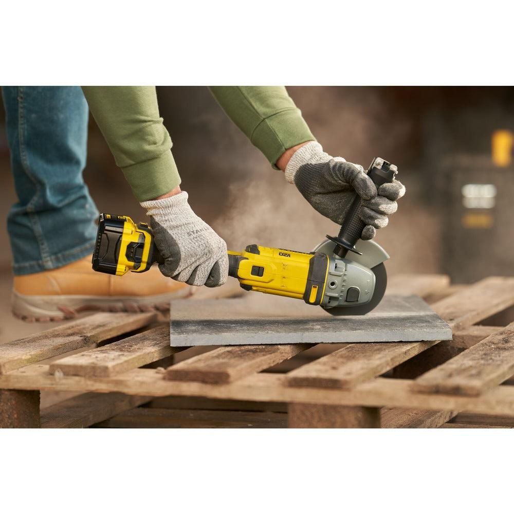 https://api.mastertools.nl/media/catalog/product/cache/4ac98b0d5e81b56bd000310ba88c60e0/s/t/stanley-sfmcg400b-fatmax-accu-haakse-slijper-18v-125mm-basic-body-5035048724170-mastertools_nl-3.jpg
