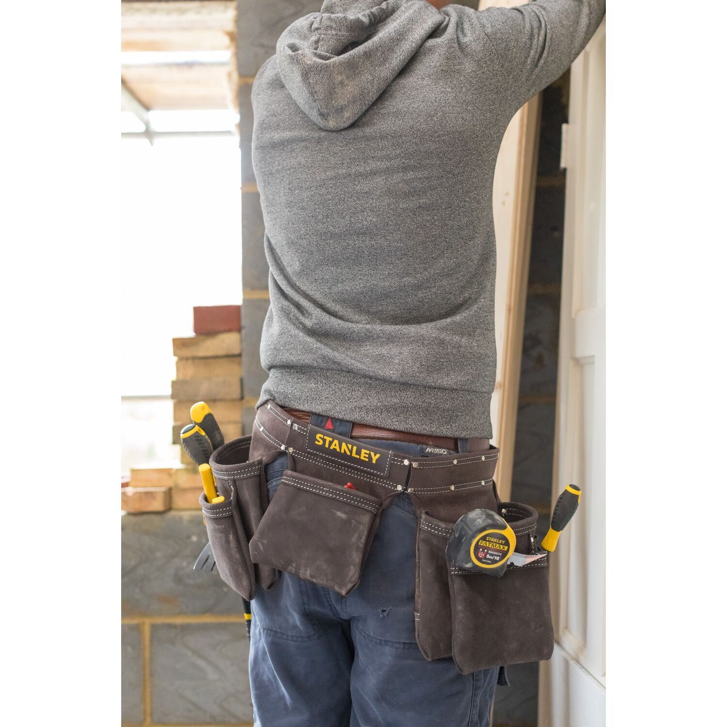 https://api.mastertools.nl/media/catalog/product/cache/4ac98b0d5e81b56bd000310ba88c60e0/s/t/stanley-stst1-80113-dubbele-gereedschapsgordel-met-riem-en-hamerhouder-3253561801136-mastertools_nl-8.jpg