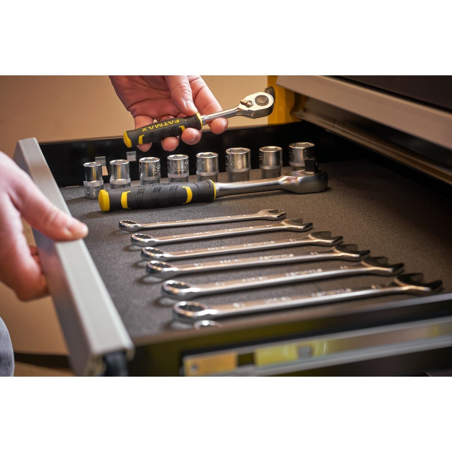 https://api.mastertools.nl/media/catalog/product/cache/4ac98b0d5e81b56bd000310ba88c60e0/s/t/stanley-stst74306-1-fatmax-transmodule-gereedschapskar-7-lades-3253561743061-mastertools_nl-6.jpg