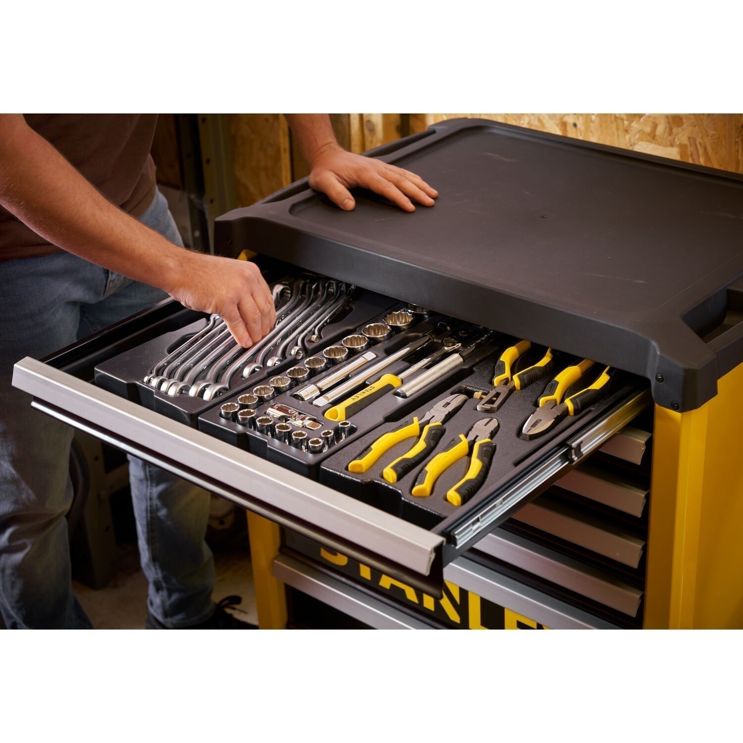 https://api.mastertools.nl/media/catalog/product/cache/4ac98b0d5e81b56bd000310ba88c60e0/s/t/stanley-stst74306-1-fatmax-transmodule-gereedschapskar-7-lades-3253561743061-mastertools_nl-9.jpg