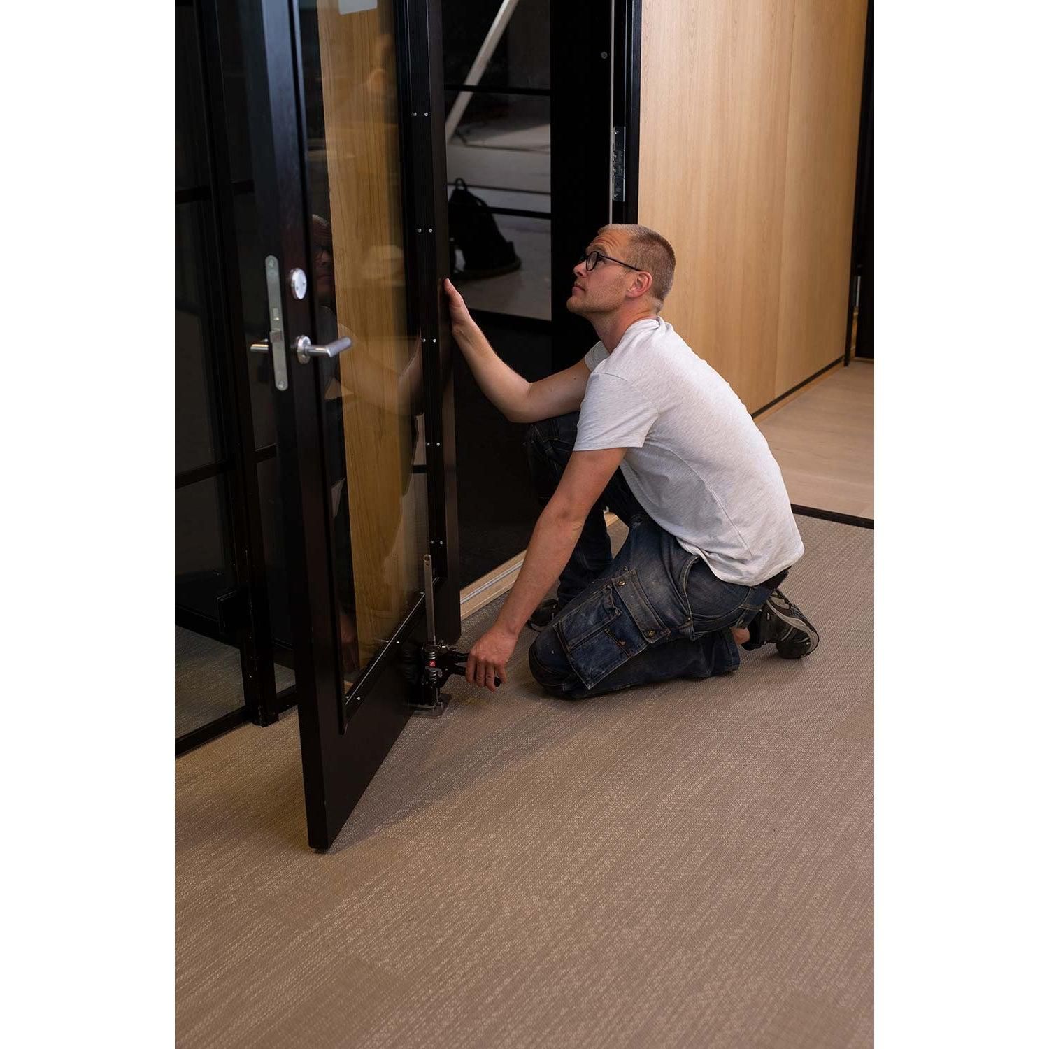 https://api.mastertools.nl/media/catalog/product/cache/4ac98b0d5e81b56bd000310ba88c60e0/v/i/viking-arm-eenhandige-klemlift-montagehulp-150kg-8718418045170-mastertools_nl-14.jpg